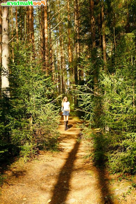 16P Blonde puss with gorgeous body pees on forest path