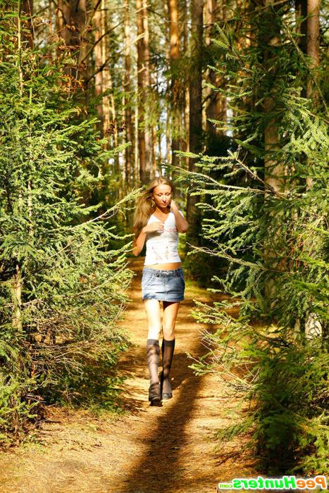 16P Blonde puss with gorgeous body pees on forest path