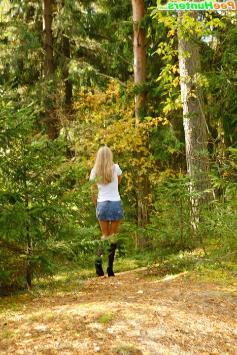 16P Blonde puss with gorgeous body pees on forest path