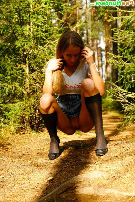 16P Blonde puss with gorgeous body pees on forest path
