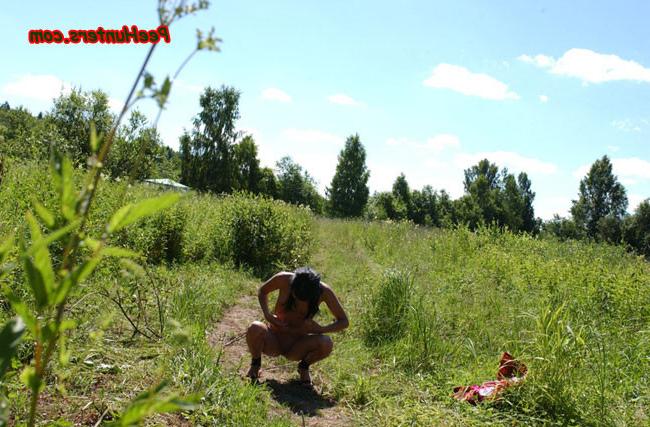 16P Beautiful naked teen peeing outdoor