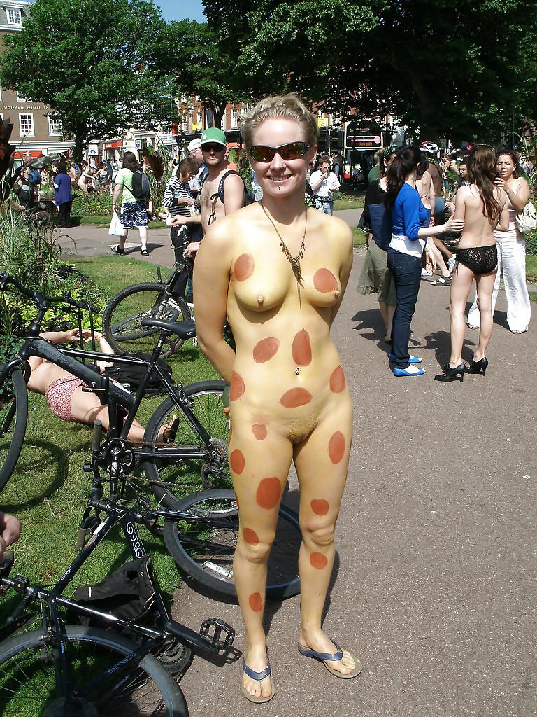 25P I decided to paint my naked body and then leave the house 2