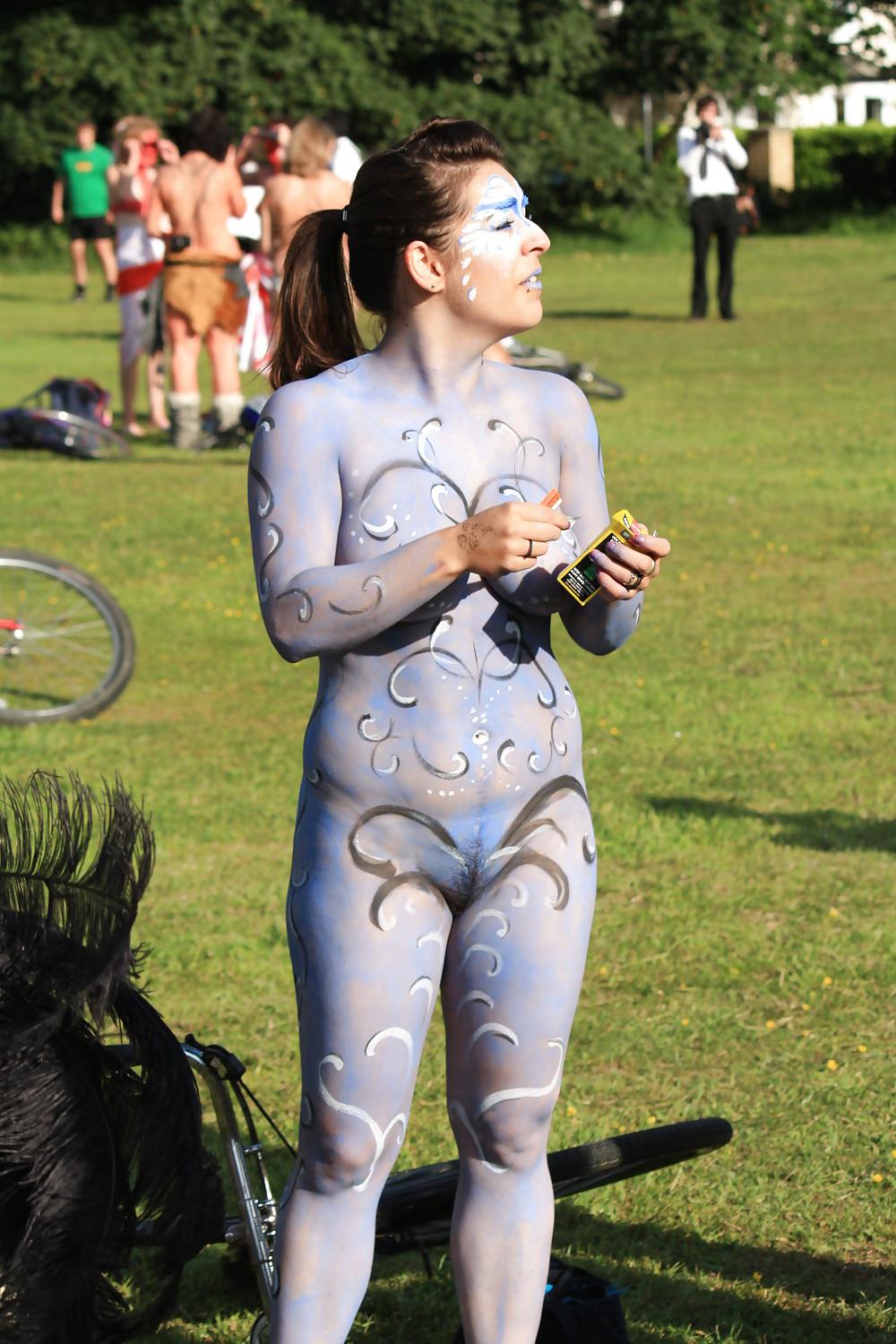 25P I decided to paint my naked body and then leave the house 2