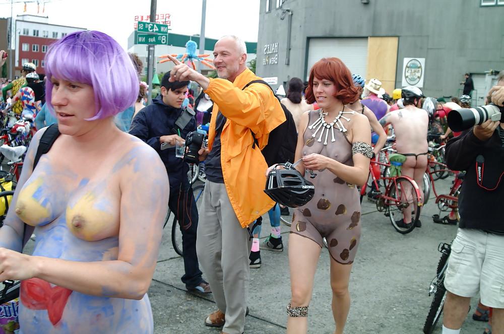 25P I decided to paint my naked body and then leave the house 2