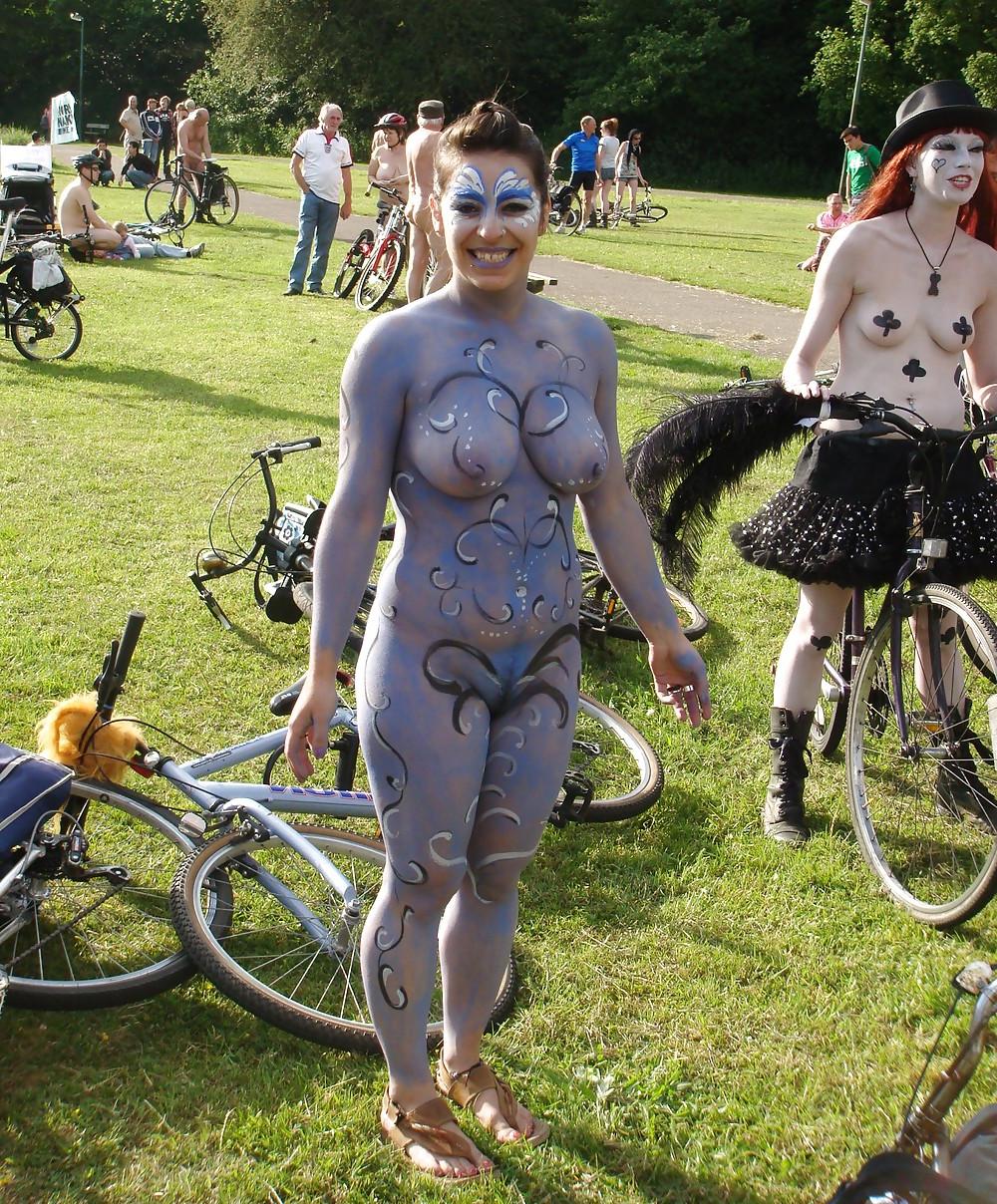 25P I decided to paint my naked body and then leave the house 2