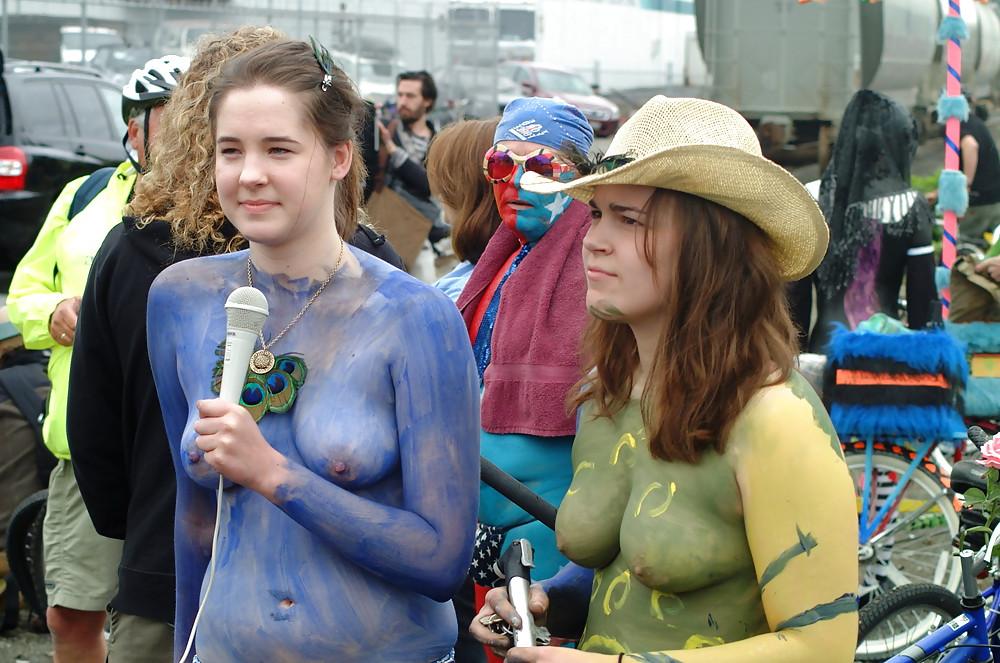 25P I decided to paint my naked body and then leave the house 2