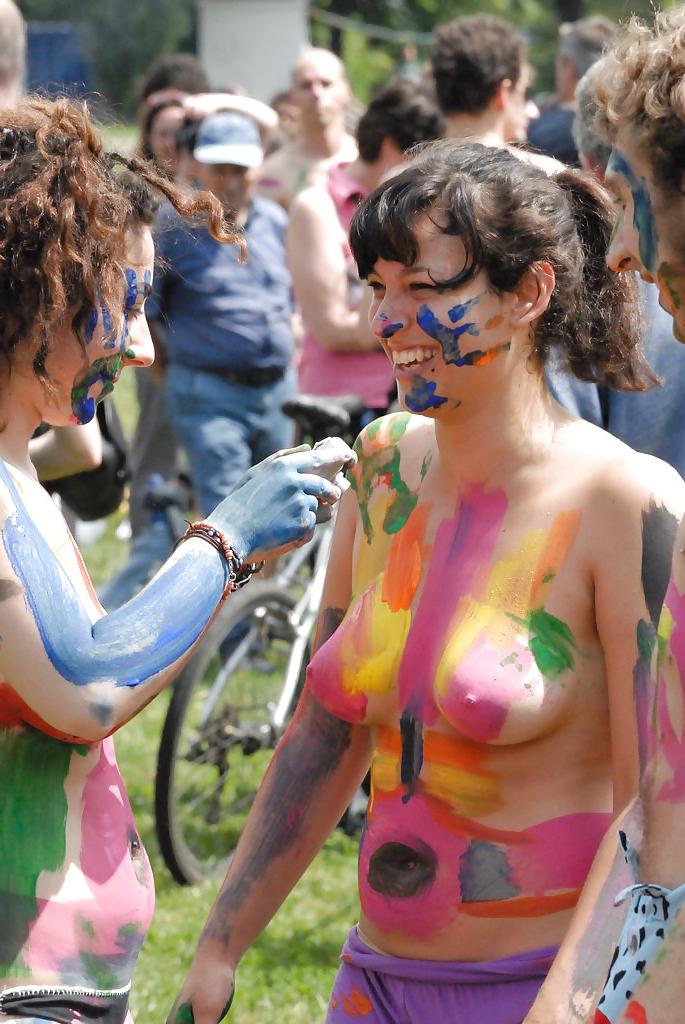 25P I decided to paint my naked body and then leave the house 2