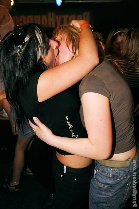 16P Horny drunk sluts sucking and fucking in hardcore party