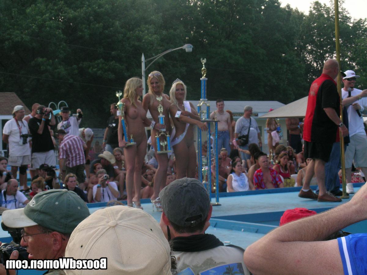 12P Drunk chicks having fun at public show
