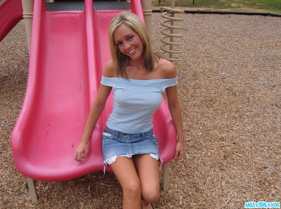 16P Busty teen babe masturbating in the park