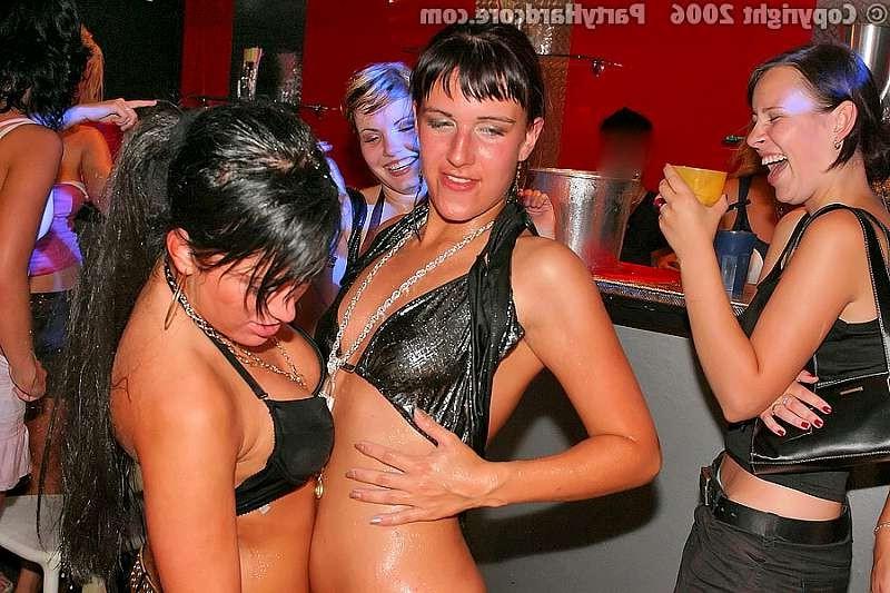 20P Drunk amateurs hungering for malestrippers dick