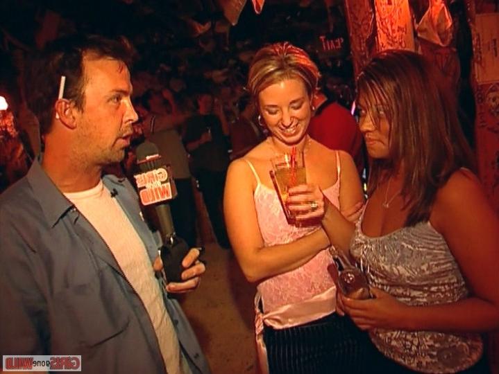 10P Drunk babe lifts her shirt and flashes