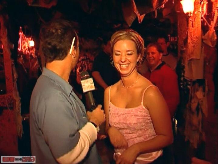 10P Drunk babe lifts her shirt and flashes