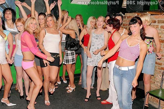 16P Drunk girls sucking cock at underground party