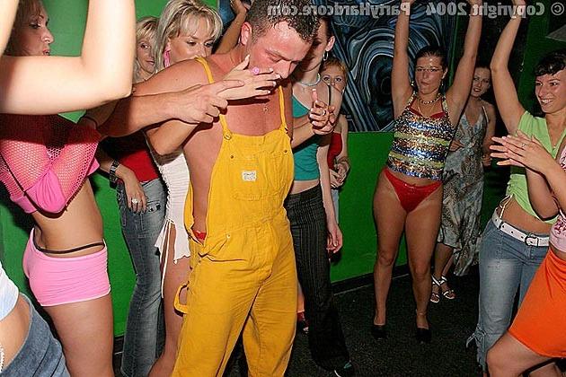 16P Happy girls doing strangers at a drunk orgy