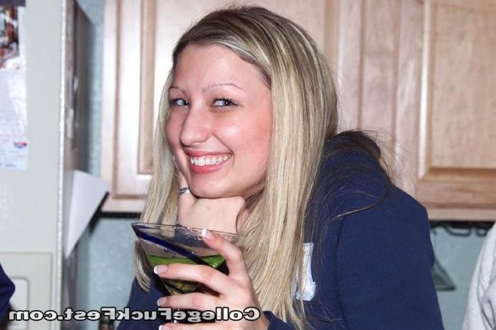 16P Drunk college girls fucking
