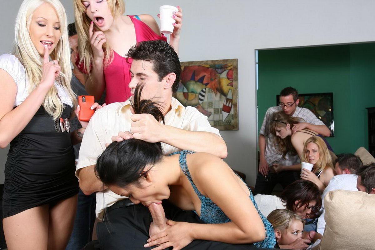 15P Cute freshmen coeds at their first college sex party