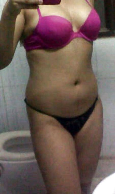 11P Pakistani girl selfshot pictures