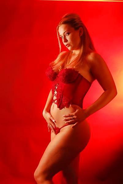 25P Calia B French Pornstars