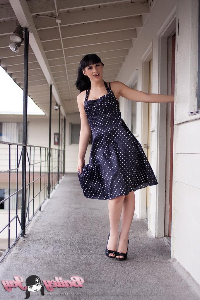 16P Beautiful shemale in dress