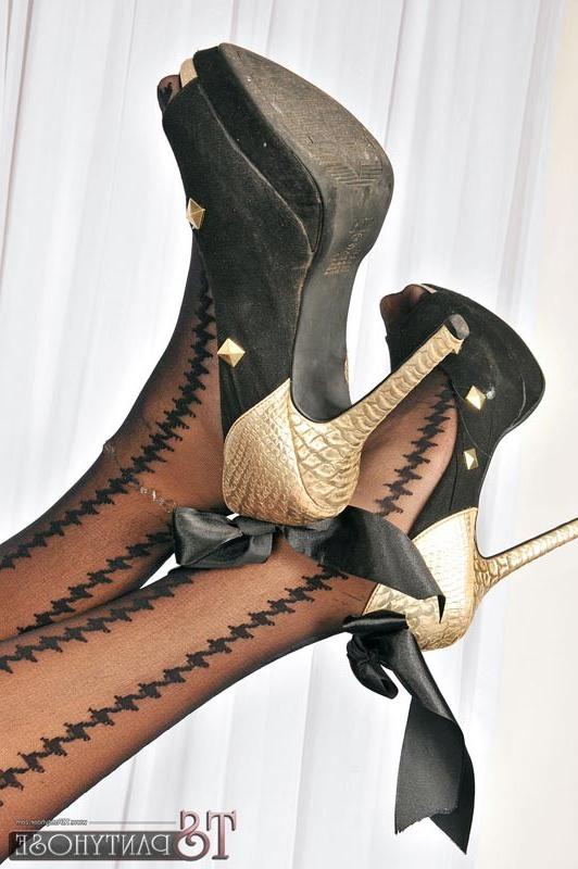15P Hot Blonde TS In Pantyhose