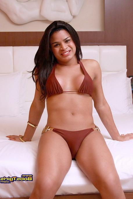 15P Sultry shemale Rafaele Bitenkurikini