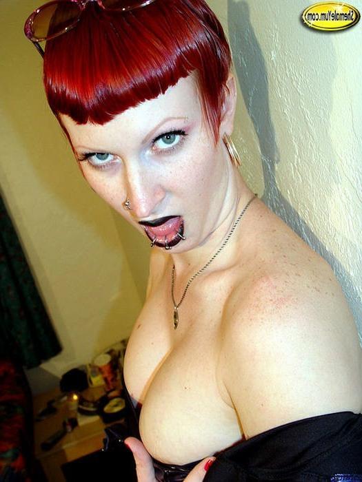 16P Goth tranny takes off her latex dress
