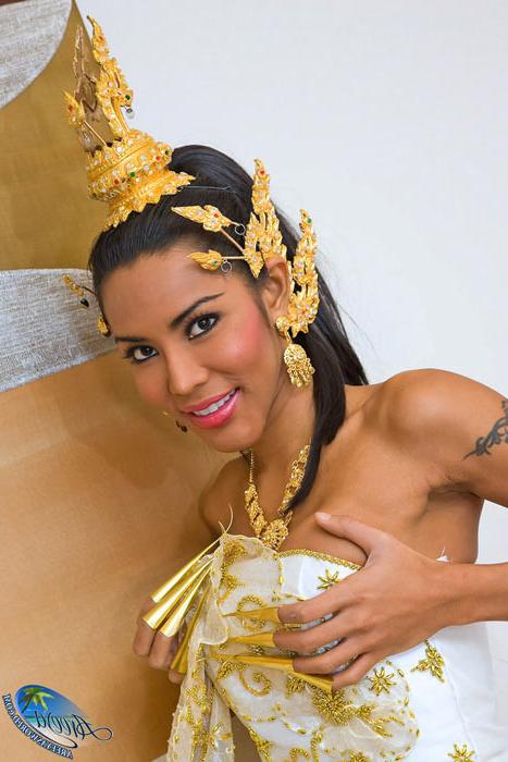 16P Sexy Ladyboy Areeya in a revealing Thai costume