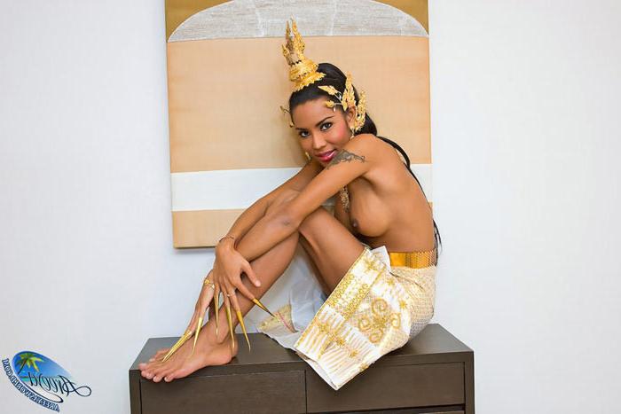 16P Sexy Ladyboy Areeya in a revealing Thai costume