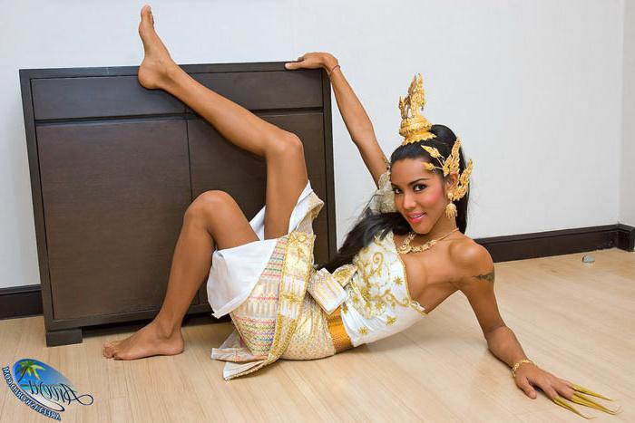 16P Sexy Ladyboy Areeya in a revealing Thai costume