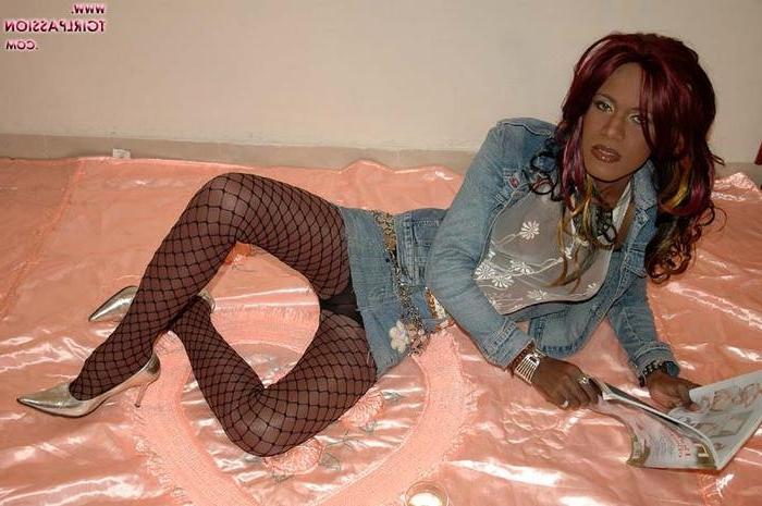 15P Black transvestite stroking her huge lollipop
