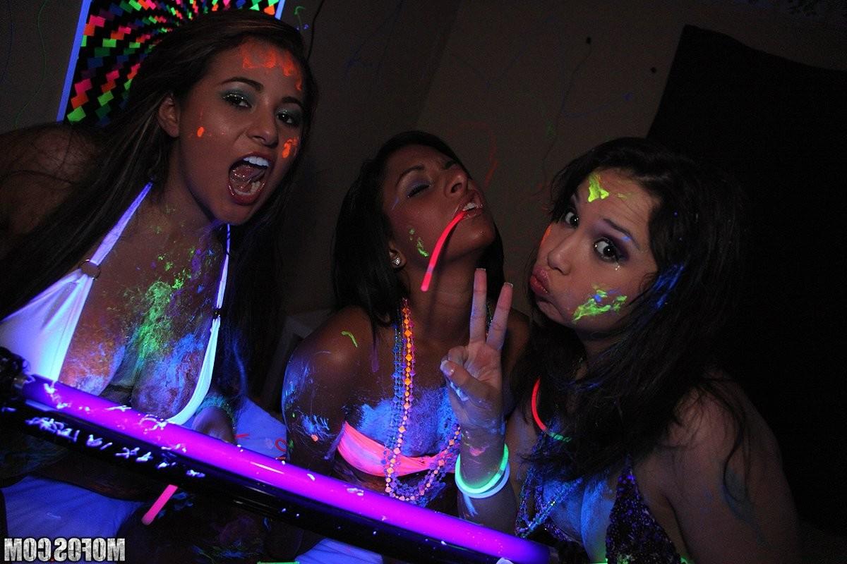 10P Three horny girls fucking hard at amazing party