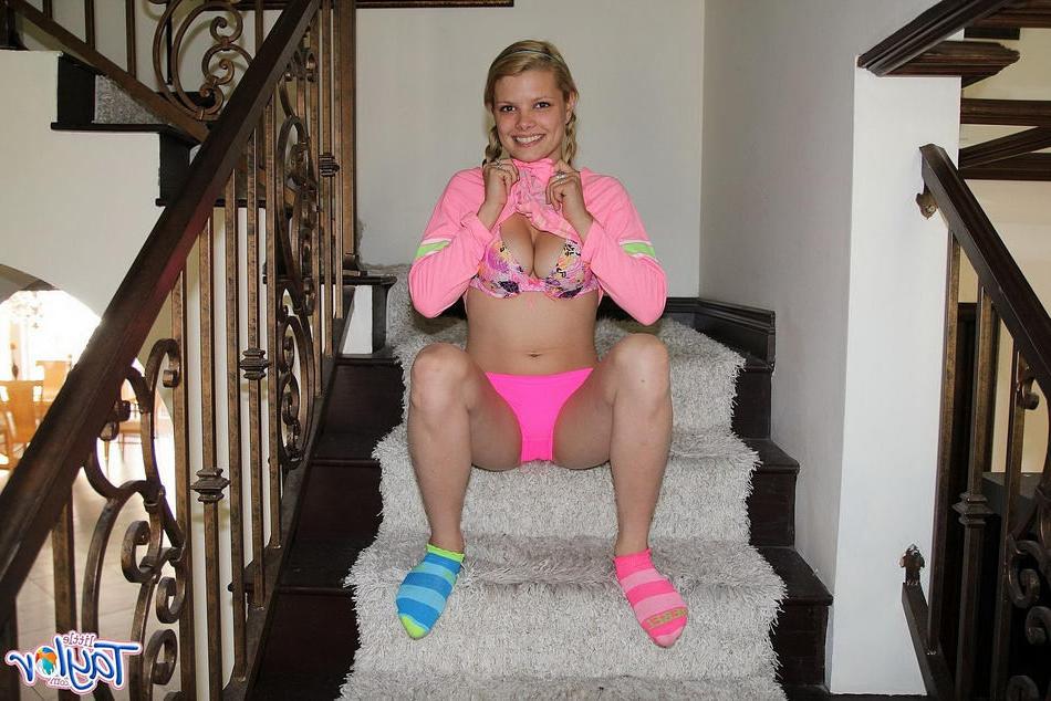 15P Blonde 18 year old Little Taylor strips to masturbate on steps
