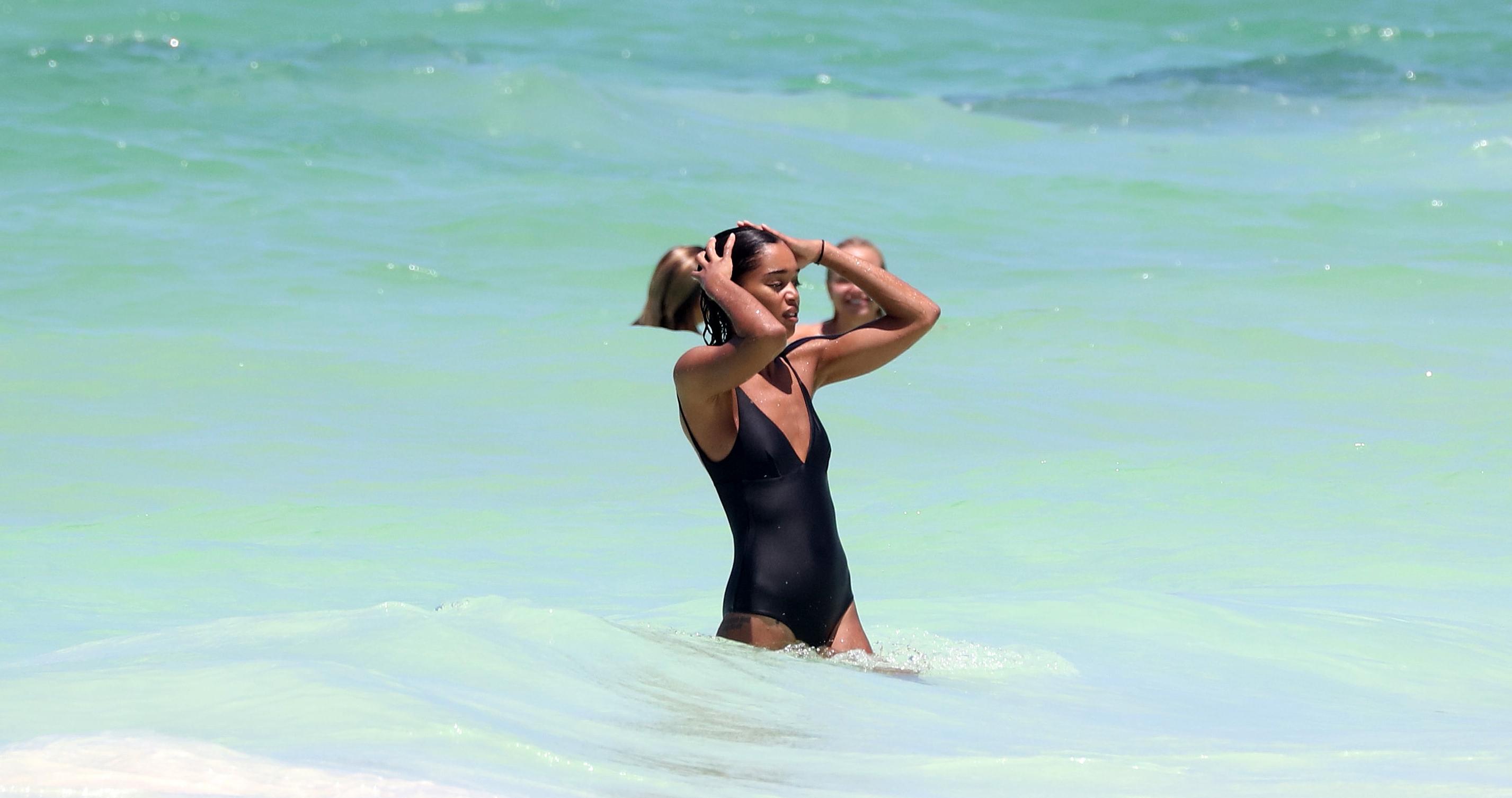 25P Laura Harrier & Alycia Debnam-Carey Sexy