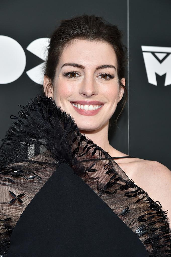 7P Anne Hathaway Chooses A Weird Dress Still Looks Hot