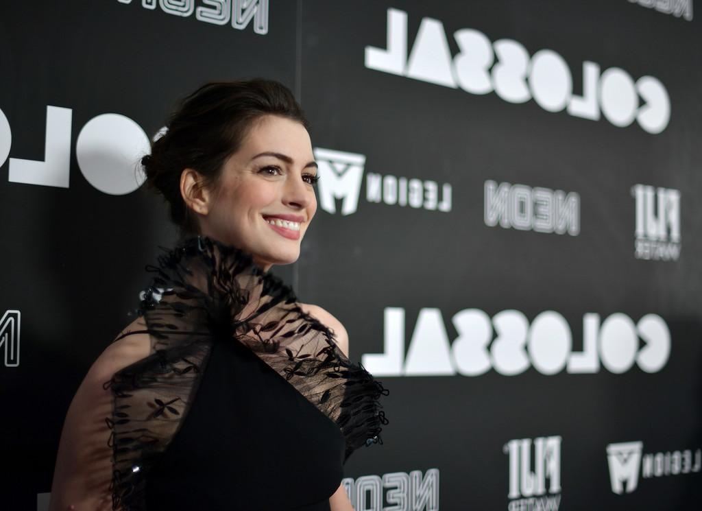 7P Anne Hathaway Chooses A Weird Dress Still Looks Hot