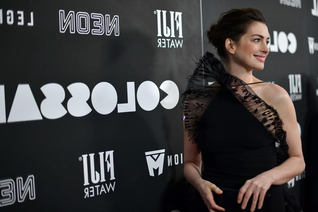7P Anne Hathaway Chooses A Weird Dress Still Looks Hot