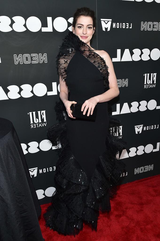 7P Anne Hathaway Chooses A Weird Dress Still Looks Hot