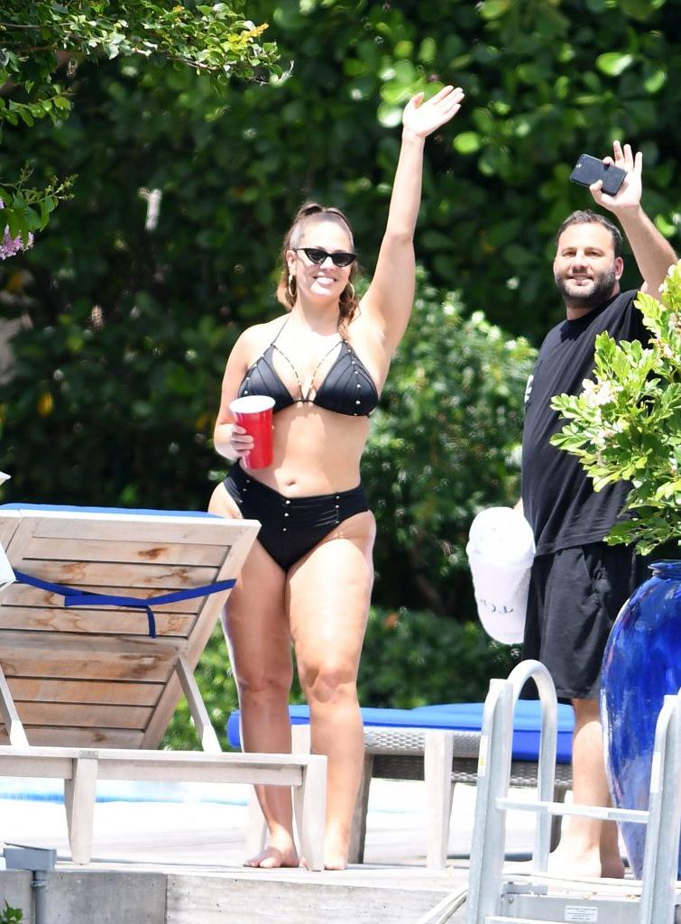 25P Ashley Graham Sexy