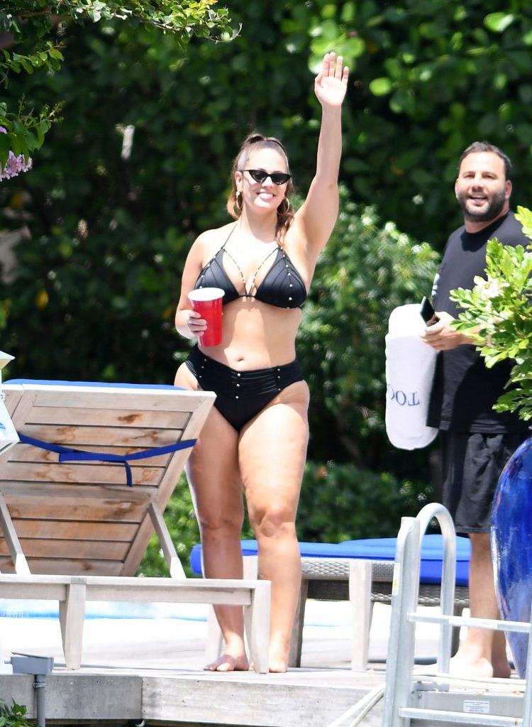 25P Ashley Graham Sexy