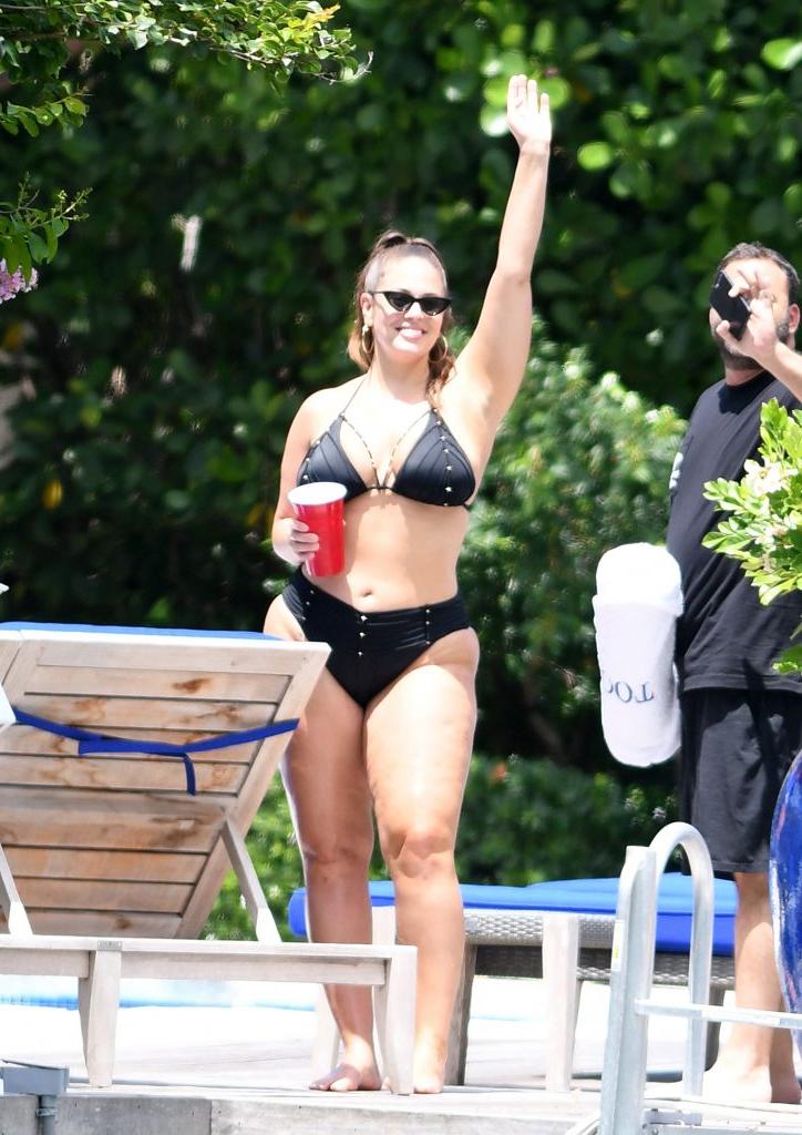 25P Ashley Graham Sexy