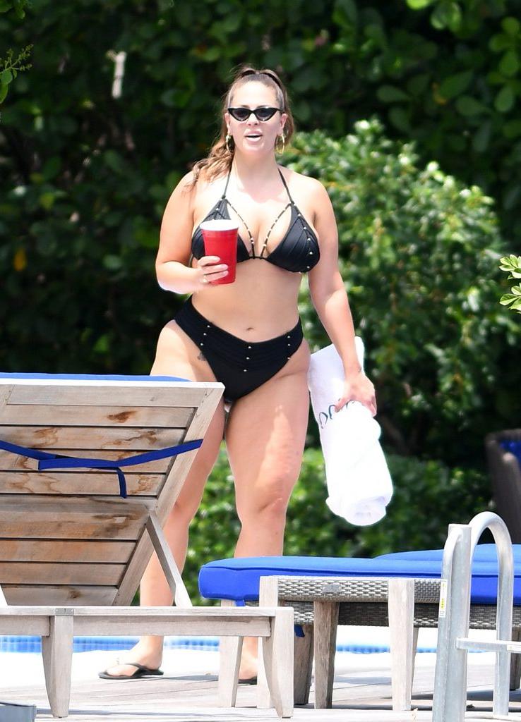 25P Ashley Graham Sexy