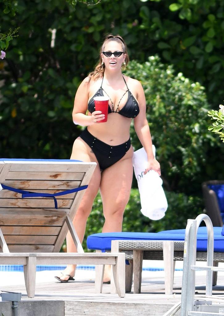 25P Ashley Graham Sexy