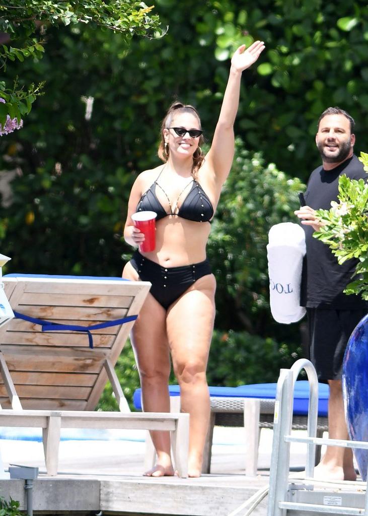 25P Ashley Graham Sexy