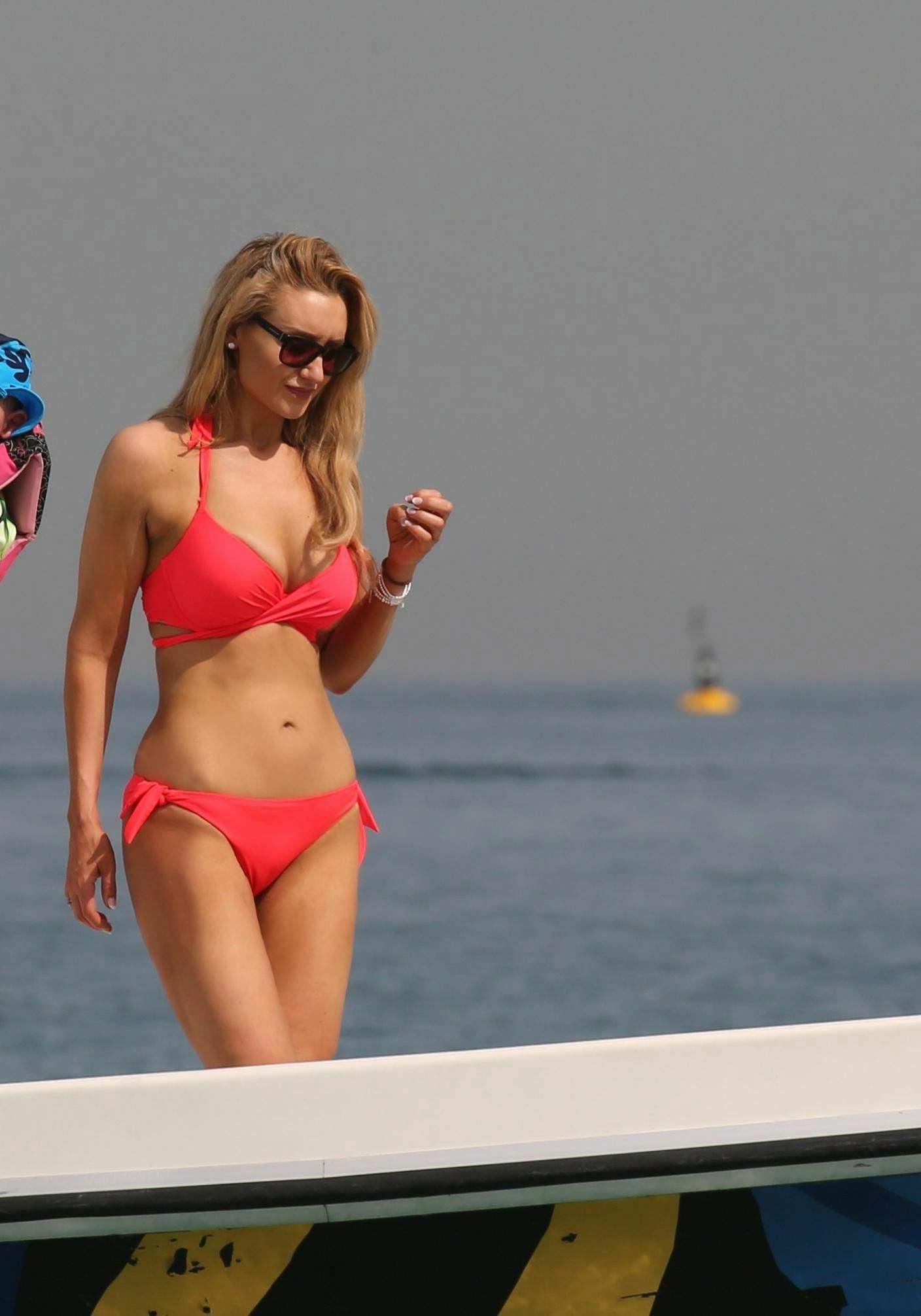 6P Catherine Tyldesley Looks Luxurious on A Boat