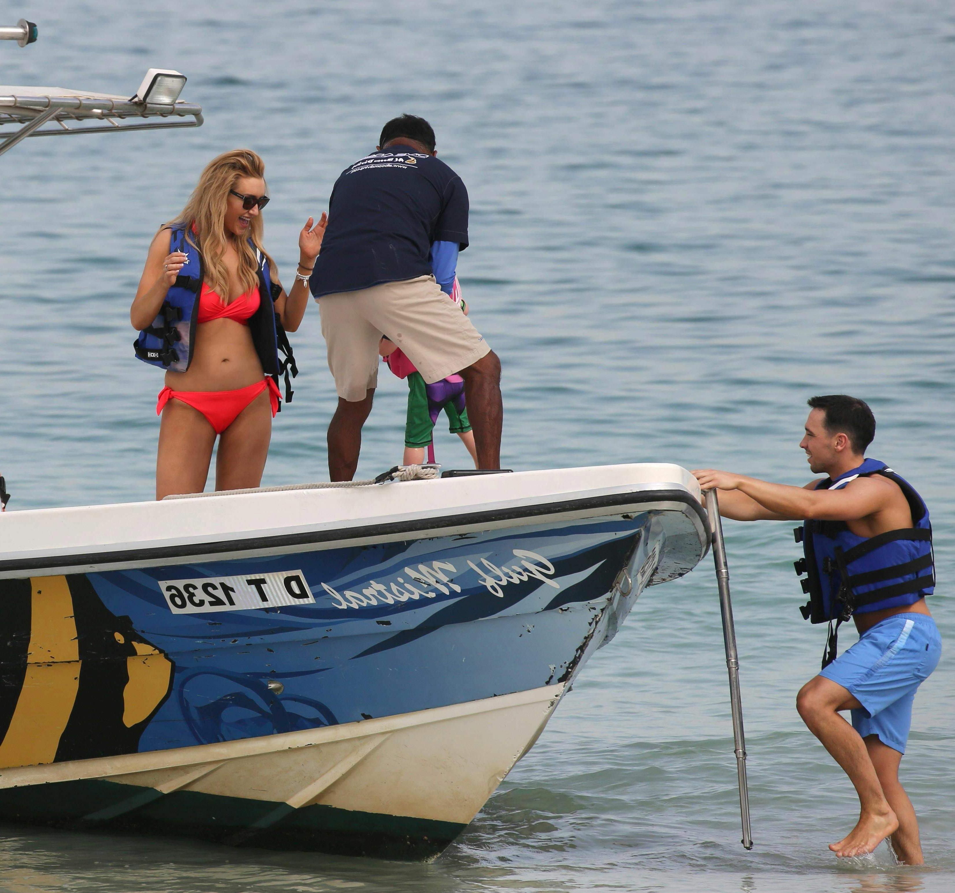 6P Catherine Tyldesley Looks Luxurious on A Boat
