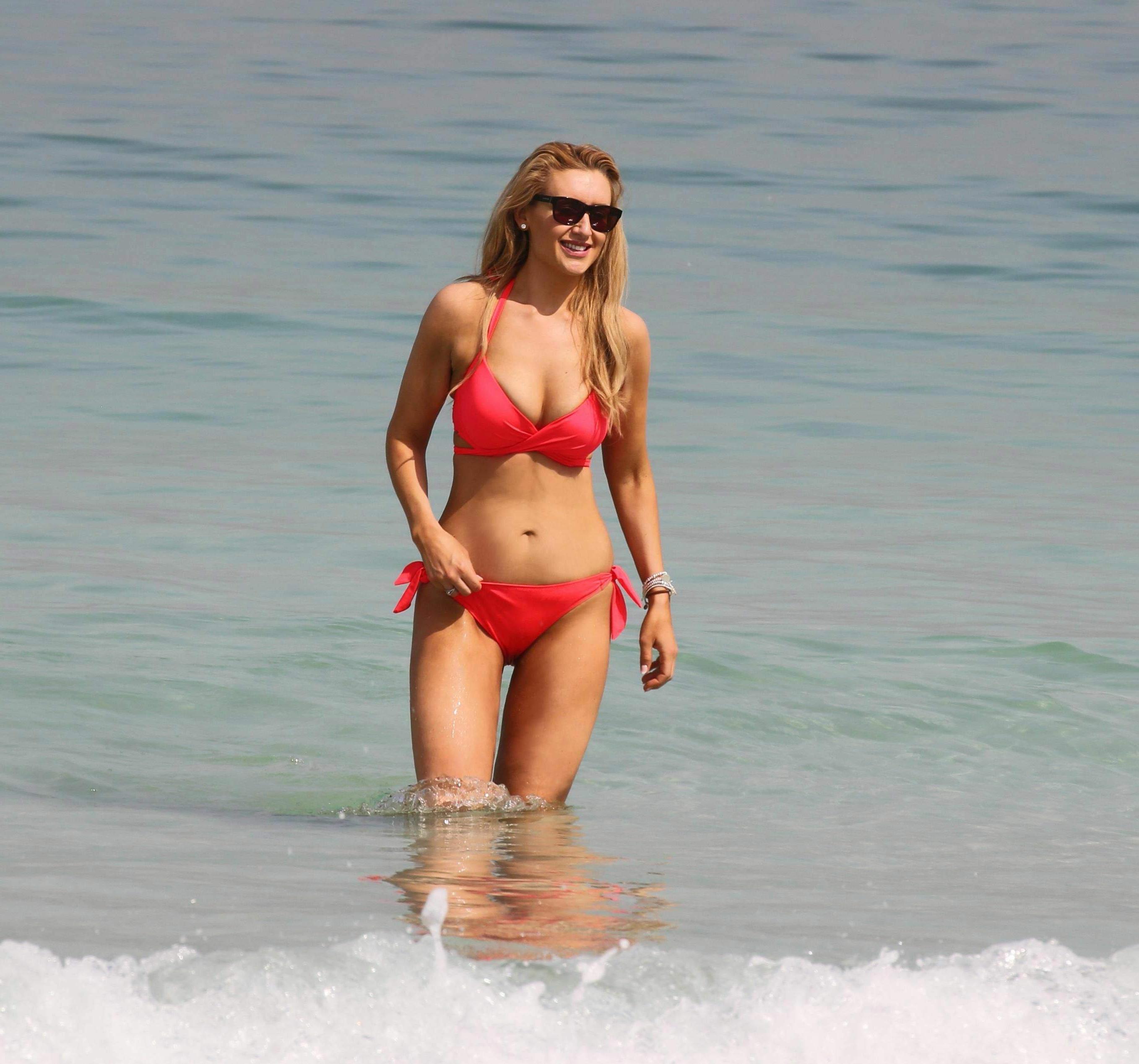 6P Catherine Tyldesley Looks Luxurious on A Boat