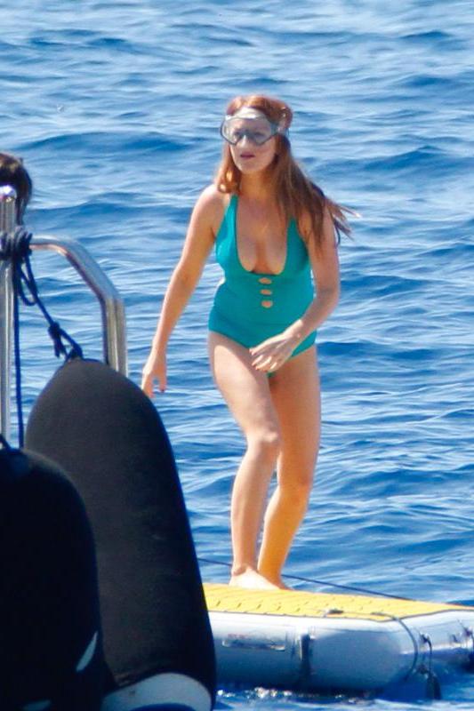 8P Isla Fisher’s Swimsuit photos