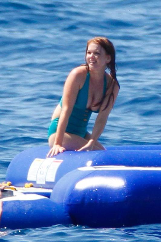 8P Isla Fisher’s Swimsuit photos