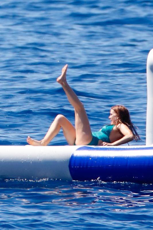 8P Isla Fisher’s Swimsuit photos